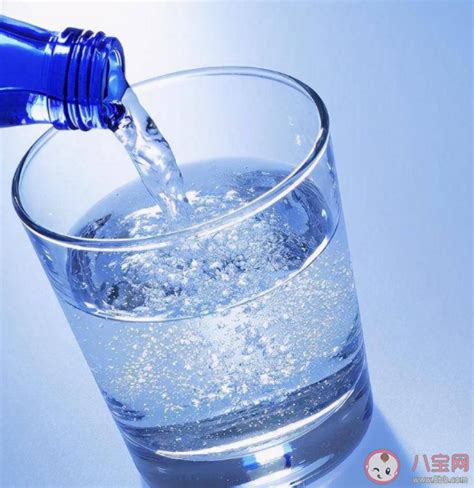 胃酸烧心喝水一招永不复发，小口多次的喝苏打水(4大注意事项)