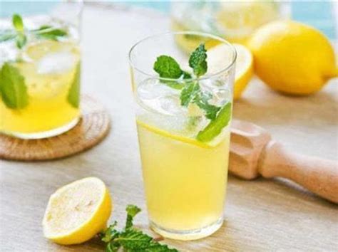 蜂蜜柠檬水什么时候喝有美颜效果，早晨醒来后喝还有晚上睡前喝